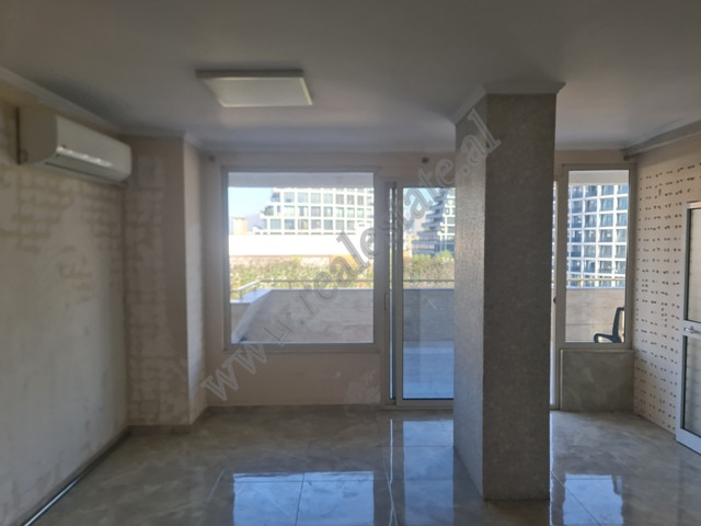 Apartament me katër dhoma gjumi për shitje pranë liqenit artificial në Tiranë, shqipëri (2)