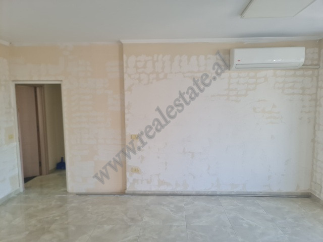 Apartament me katër dhoma gjumi për shitje pranë liqenit artificial në Tiranë, shqipëri (3)