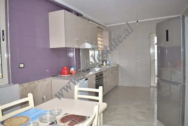 Apartament me katër dhoma gjumi për shitje pranë liqenit artificial në Tiranë, shqipëri (4)