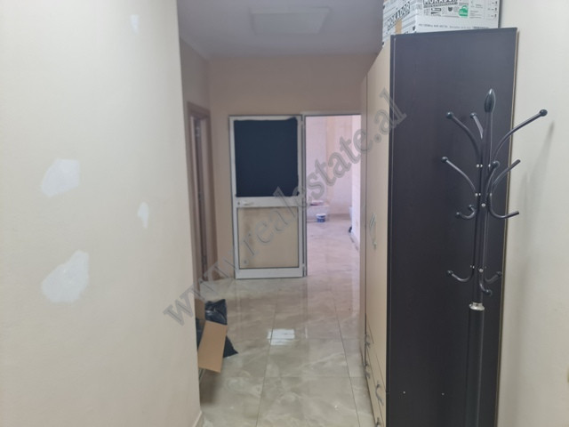 Apartament me katër dhoma gjumi për shitje pranë liqenit artificial në Tiranë, shqipëri (5)