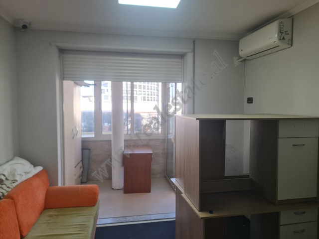 Apartament me katër dhoma gjumi për shitje pranë liqenit artificial në Tiranë, shqipëri (6)