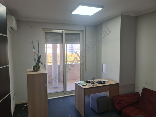 Apartament me katër dhoma gjumi për shitje pranë liqenit artificial në Tiranë, shqipëri (7)