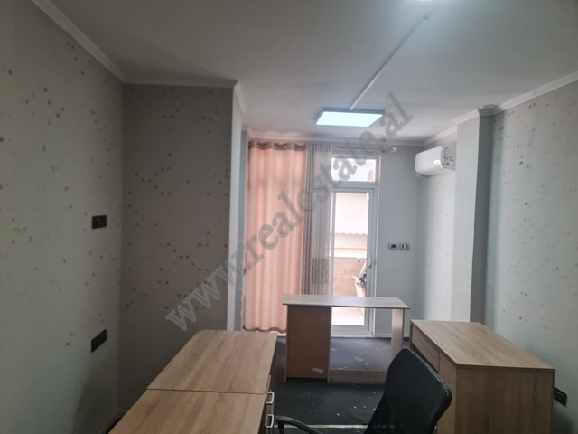 Apartament me katër dhoma gjumi për shitje pranë liqenit artificial në Tiranë, shqipëri (8)