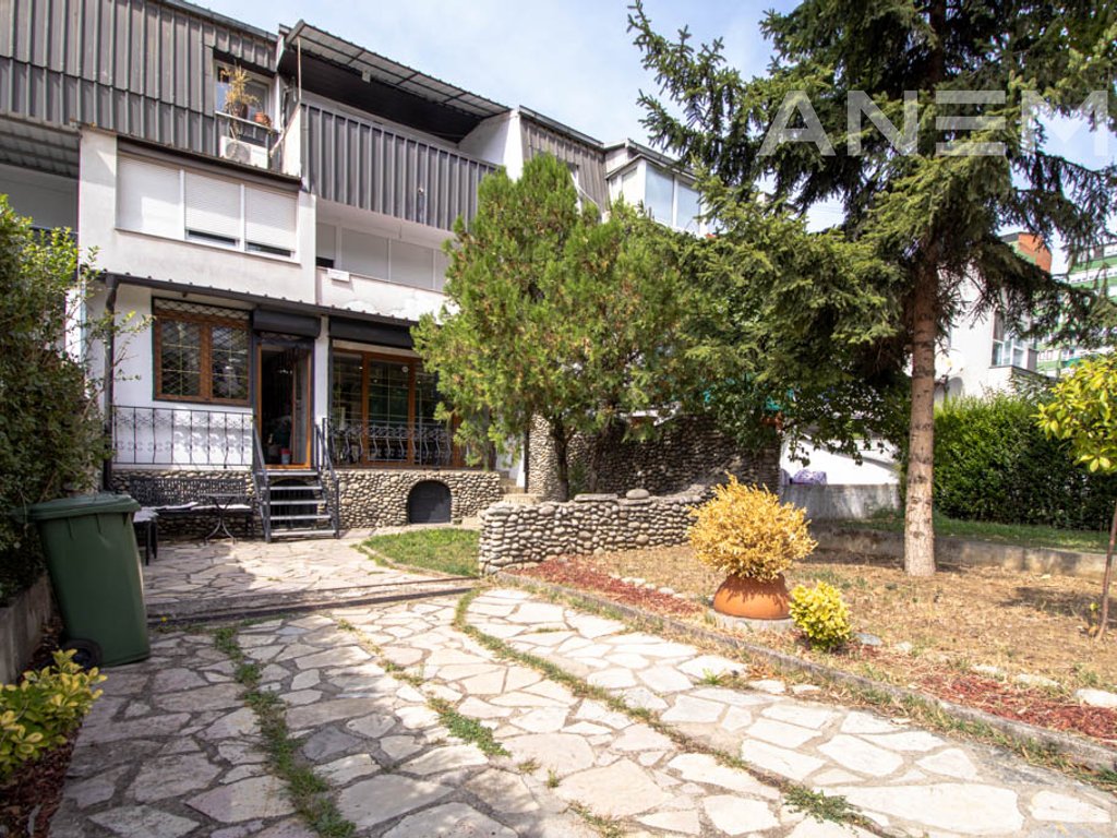 Office for rent with 4 workspaces in dardani