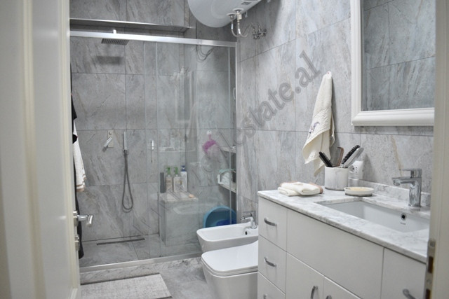 Apartamento 2+1 en venta cerca de la calle barrikadave en Tirana