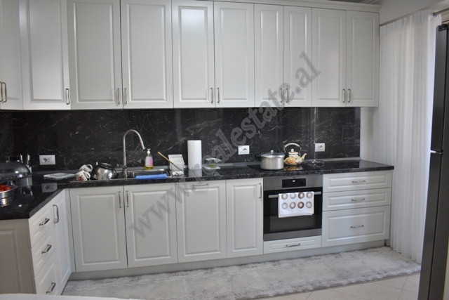 Apartamento 2+1 en venta cerca de la calle barrikadave en Tirana