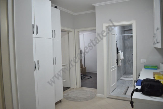 Apartamento 2+1 en venta cerca de la calle barrikadave en Tirana