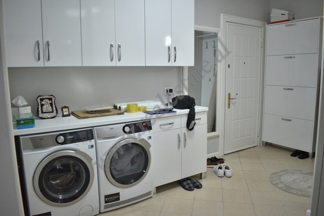 Apartamento 2+1 en venta cerca de la calle barrikadave en Tirana