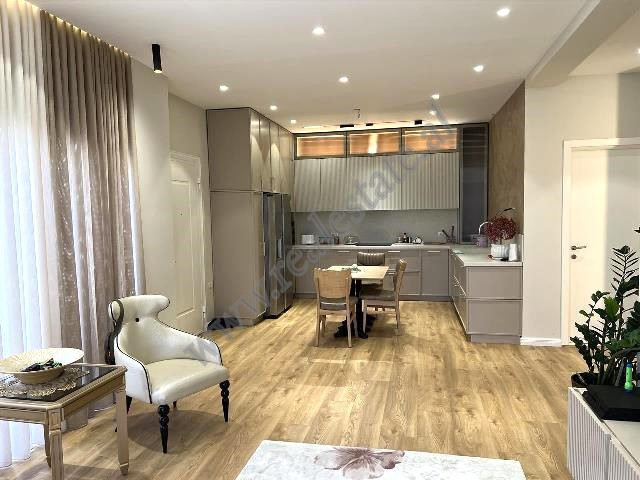 Apartament me tre dhoma gjumi për shitje pranë zonës kristal center, në Tiranë, shqipëri (2)