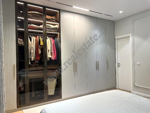 Apartament me tre dhoma gjumi për shitje pranë zonës kristal center, në Tiranë, shqipëri (7)