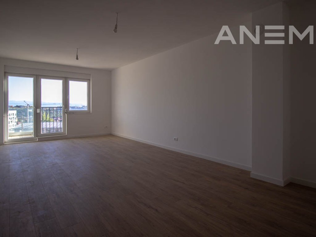 Büro zur miete mit 3 arbeitsbereichen im viertel Mati 1