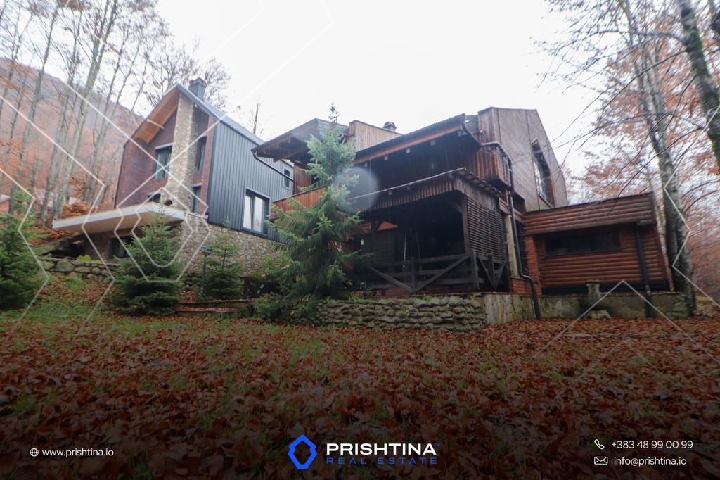 House for sale 220m² in brezovicë