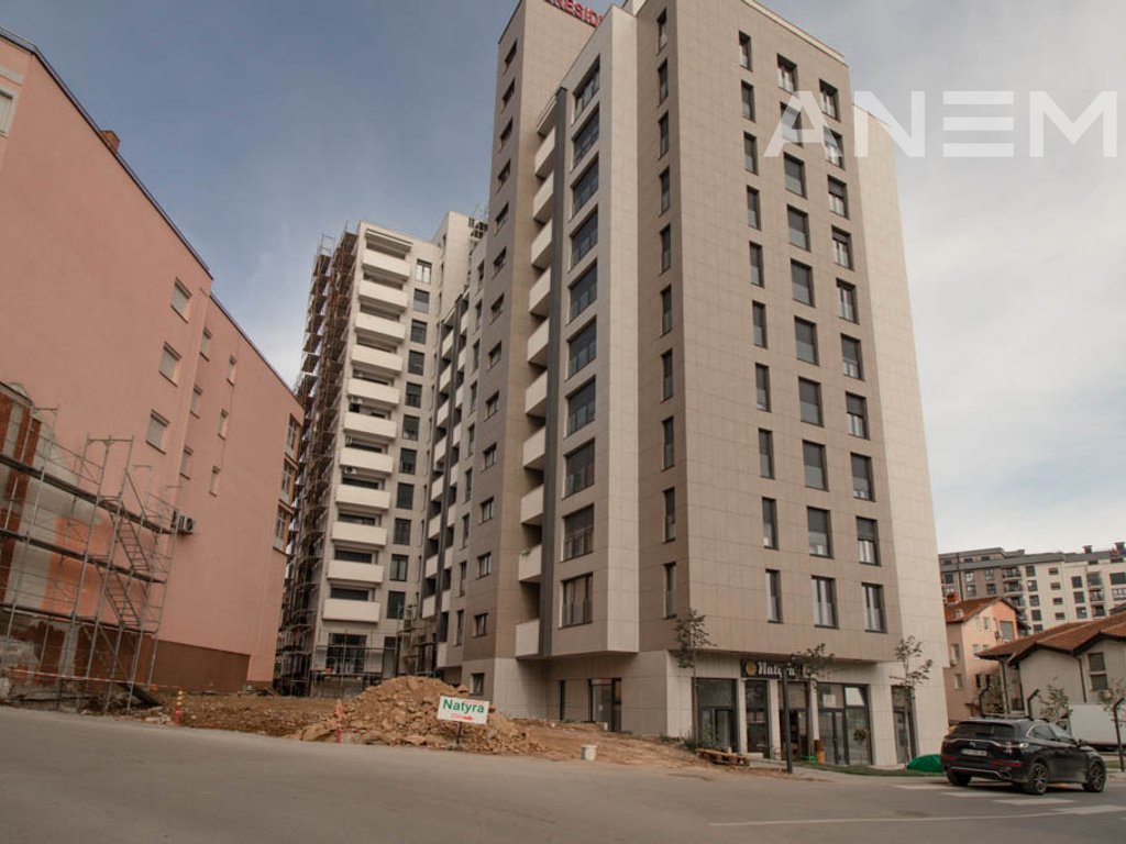 Oficina de 400m² en alquiler en el barrio Bregu i Diellit