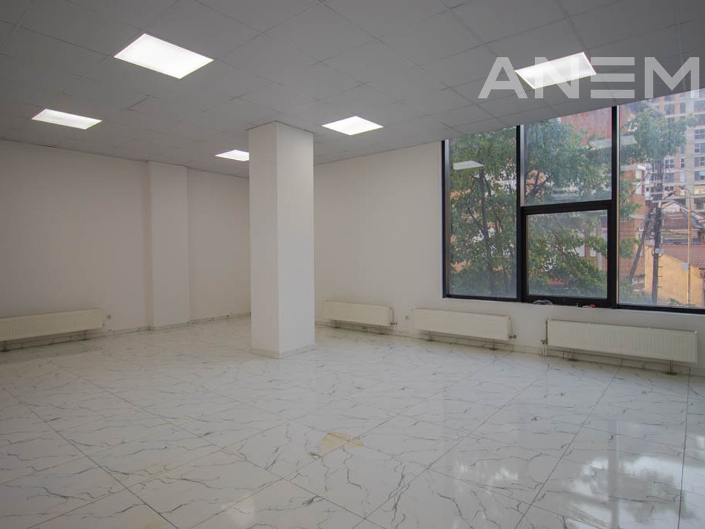 Lokal me qira 180 metra katror në Tophane