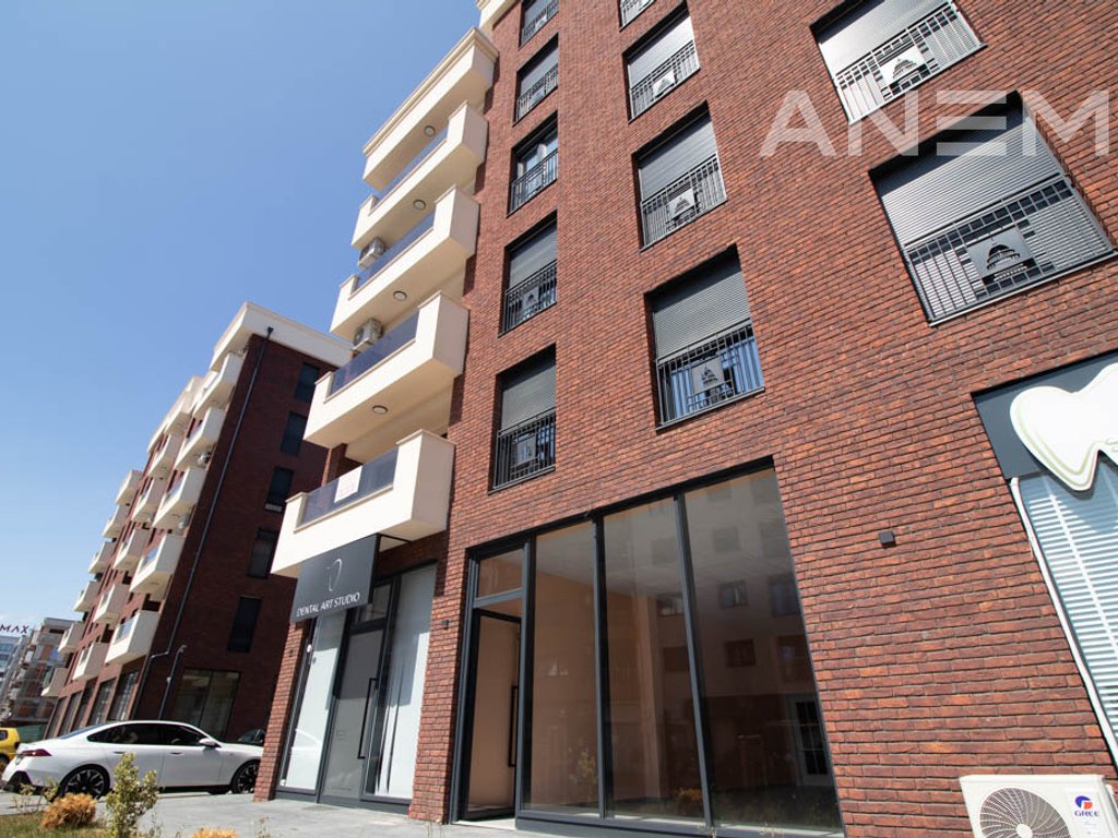 Espacio comercial en alquiler, 94m² en Arbëri