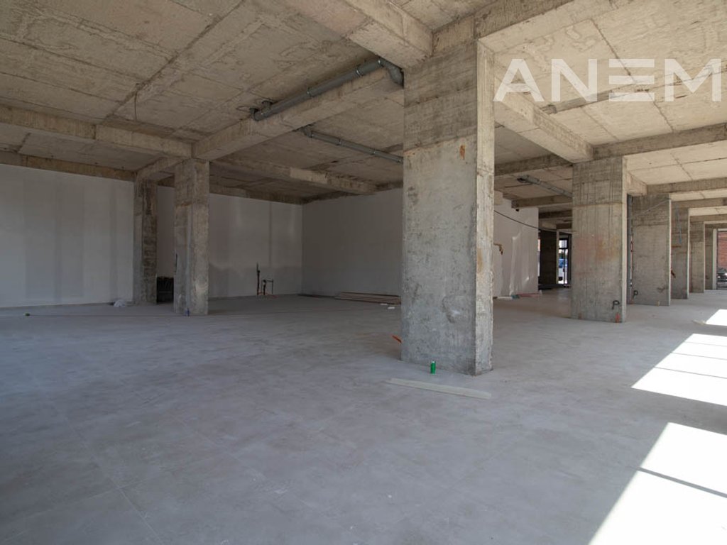 Espacio comercial en alquiler 426m² en el barrio Arbëri