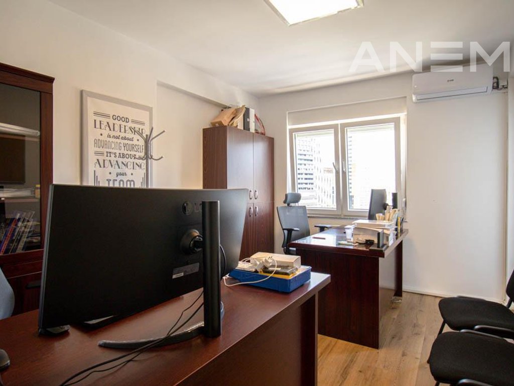 Bureau à louer avec 3 espaces de travail à Lakrishte