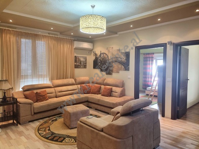 Apartamento de três quartos à venda perto do boulevard zhan d'ark, em Tirana, albânia