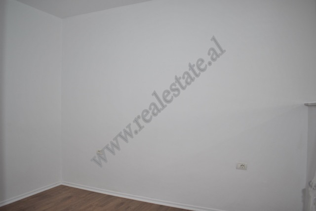 Apartament me tre dhoma gjumi për shitje në zonën linza në Tiranë, shqipëri (7)