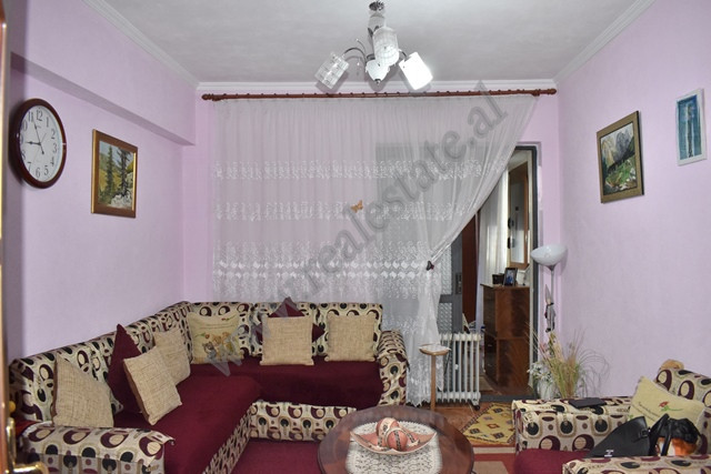 Apartamento de tres habitaciones en venta cerca de la calle perlat rexhepi en Tirana, albania (2)