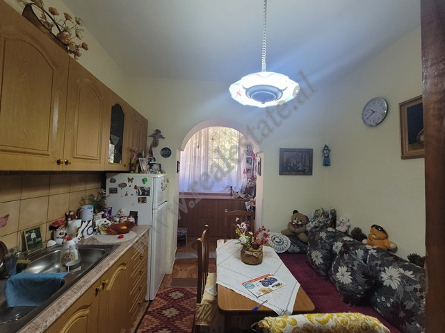 Apartamento de tres habitaciones en venta cerca de la calle perlat rexhepi en Tirana, albania (3)