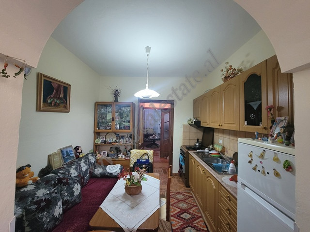 Apartamento de tres habitaciones en venta cerca de la calle perlat rexhepi en Tirana, albania (4)