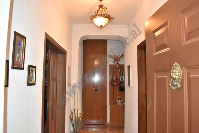 Apartamento de tres habitaciones en venta cerca de la calle perlat rexhepi en Tirana, albania (7)