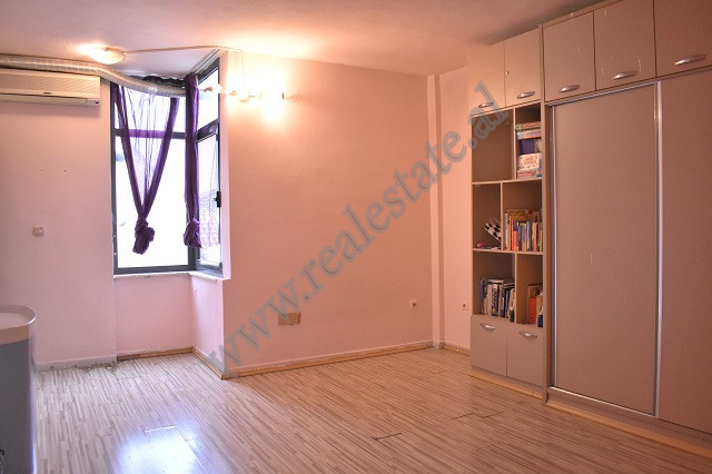 Espaço de escritório para aluguel no início da rua barrikadave, em Tirana, albânia