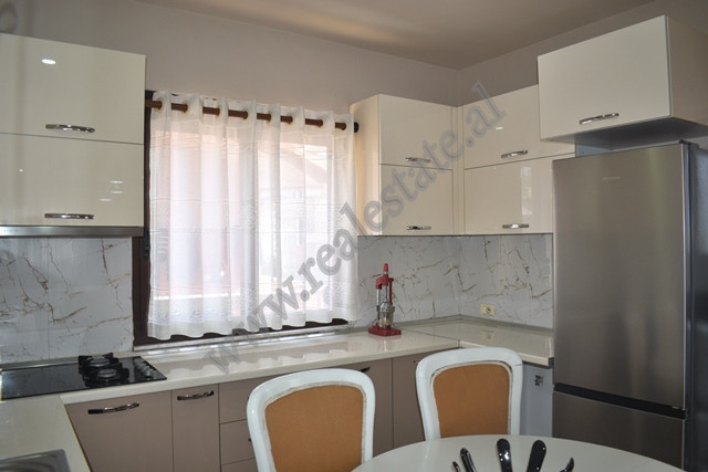 Appartement de deux chambres à louer près de la rue kongresi i lushnjes à Tirana, albanie (5)