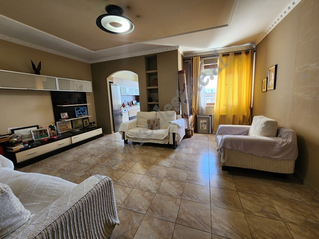 Apartament me dy dhoma gjumi për shitje në bulevardin bajram curri në Tiranë, shqipëri (2)