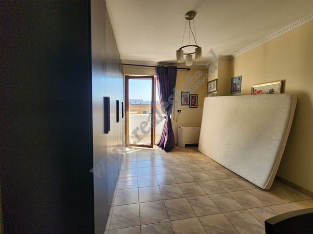 Apartament me dy dhoma gjumi për shitje në bulevardin bajram curri në Tiranë, shqipëri (7)
