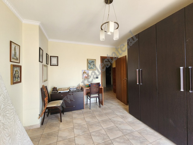 Apartament me dy dhoma gjumi për shitje në bulevardin bajram curri në Tiranë, shqipëri (8)