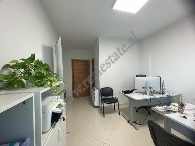 Hapësirë zyre për qira pranë bulevardit deshmoret e kombit në Tiranë (5)