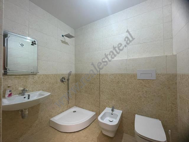 Hapësirë zyre për qira pranë bulevardit deshmoret e kombit në Tiranë (7)