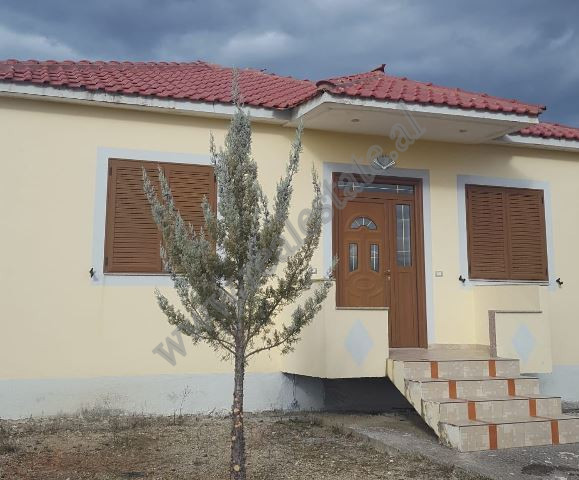 Casa de un piso y terreno en venta en la ciudad de Elbasan, albania (2)