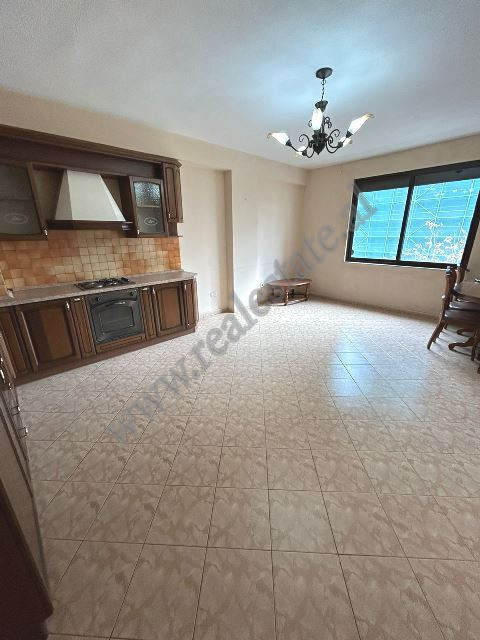 Apartament me dy dhoma gjumi për shitje pranë rrugës dibra në Tiranë, shqipëri (2)