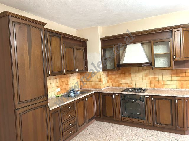 Apartament me dy dhoma gjumi për shitje pranë rrugës dibra në Tiranë, shqipëri (3)