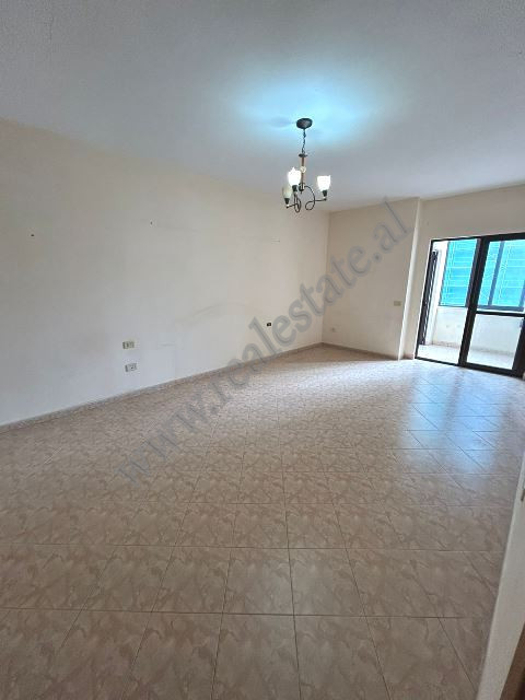 Apartament me dy dhoma gjumi për shitje pranë rrugës dibra në Tiranë, shqipëri (5)