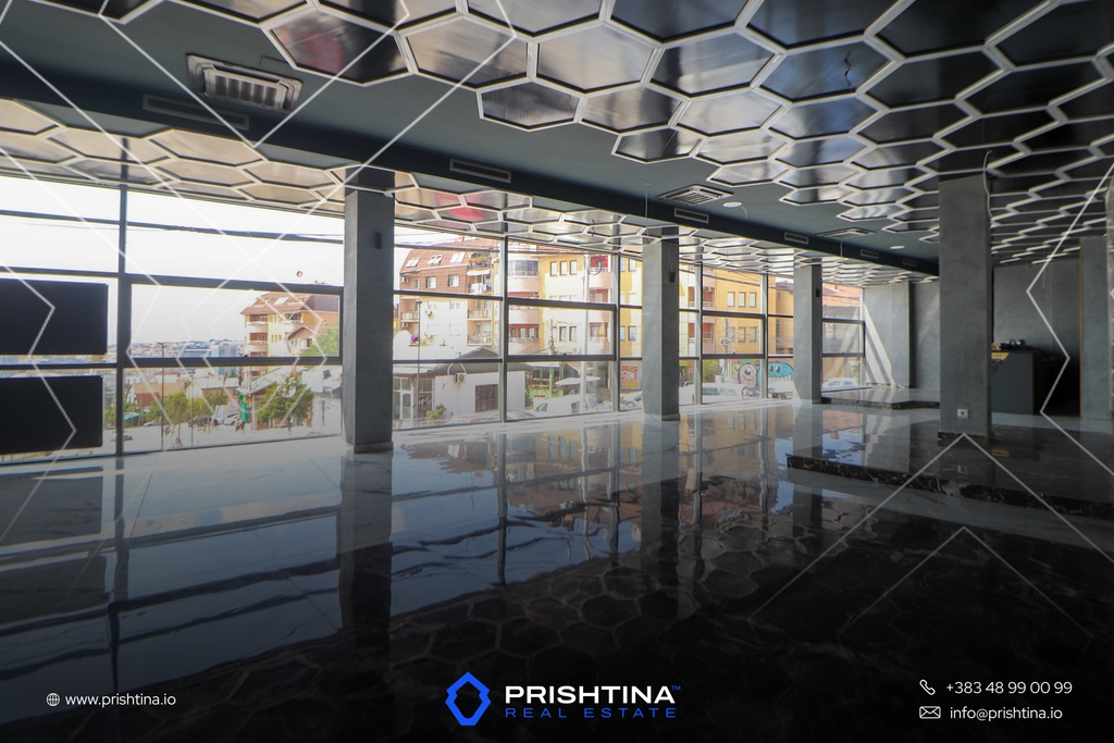 Commercial space for rent 170m² at Bregu i Diellit