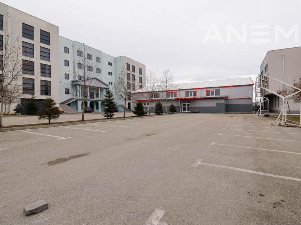 Propriété à louer 20 000m² sur la route principale Prishtinë-Ferizaj