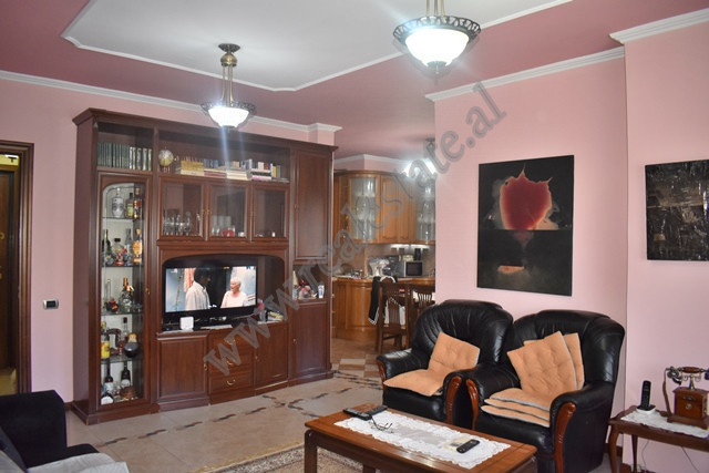 Apartament me tre dhoma gjumi për shitje në bulevardin zogu i pare në Tiranë