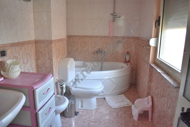 Apartament me tre dhoma gjumi për shitje në bulevardin zogu i pare në Tiranë