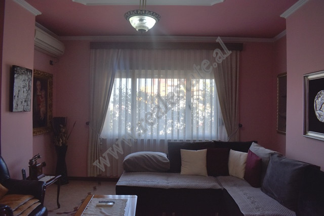 Apartament me tre dhoma gjumi për shitje në bulevardin zogu i pare në Tiranë