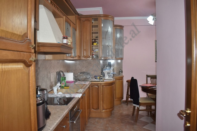 Apartament me tre dhoma gjumi për shitje në bulevardin zogu i pare në Tiranë