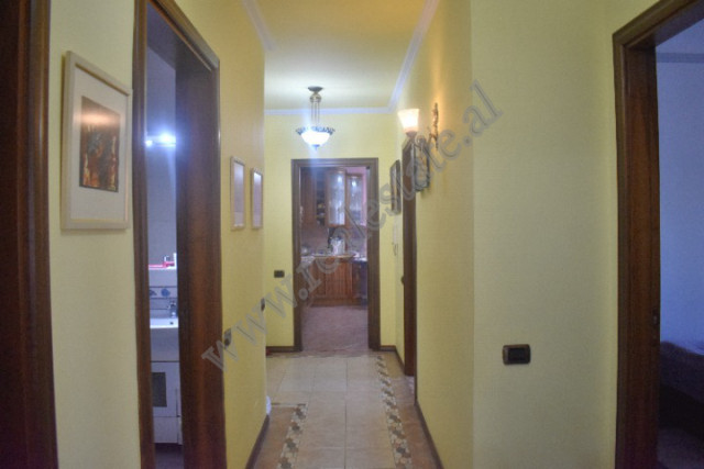 Apartament me tre dhoma gjumi për shitje në bulevardin zogu i pare në Tiranë
