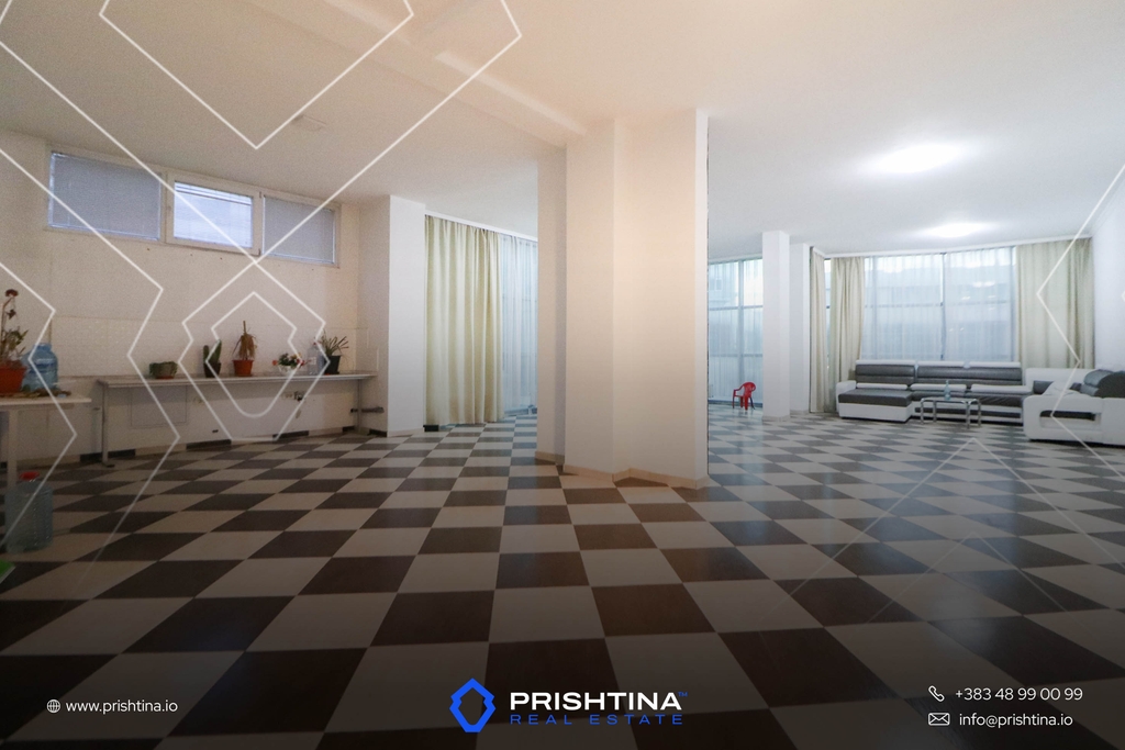 Zyre me qira 120m² + 300m² në Fushë Kosovë