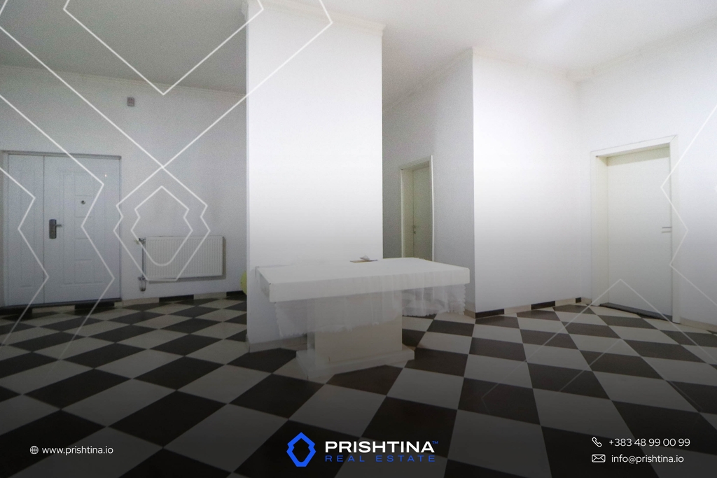 Zyre me qira 120m² + 300m² në Fushë Kosovë