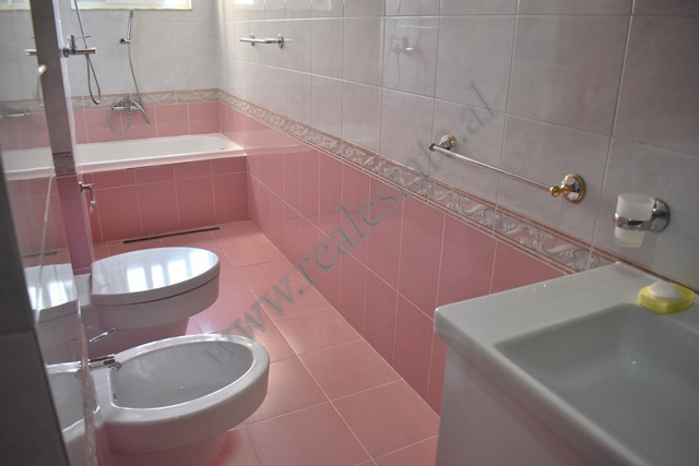 Apartamento de dos habitaciones en alquiler cerca de la calle fortuzi en Tirana