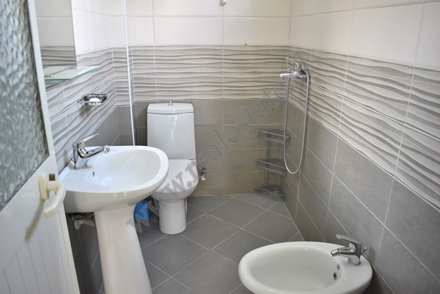 Apartamento de dos habitaciones en alquiler cerca de la calle fortuzi en Tirana
