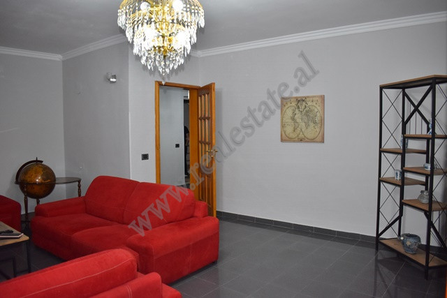 Apartamento de dos habitaciones en alquiler cerca de la calle fortuzi en Tirana